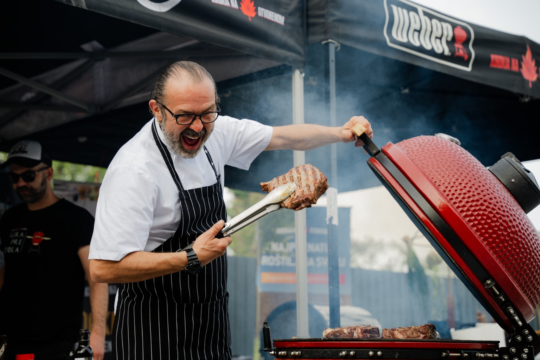 Chef priprema meso na Kamado roštilju